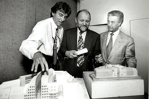 Ihren Augustinerhof-Entwurf kippten die Altstadtfreunde: Architekt Helmut Jahn, Baureferent Walter Anderle, Bauherr Abousaidy (v.li.).