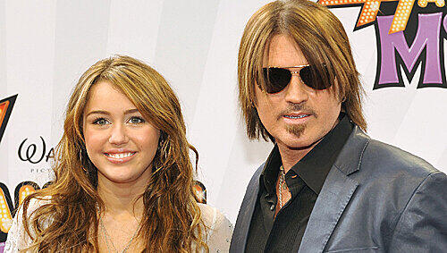 Miley Cyrus kam mit ihrem Vater Billy Ray nach München. Miley Cyrus kam mit ihrem Vater Billy Ray nach München.