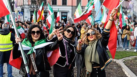 Die Polizei sprach zum Auftakt von rund 250 Demonstrierenden.