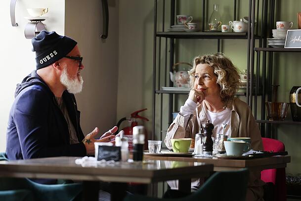 Autor Reinhard Franke mit Schauspielerin Michaela May im Gerner Café Tribeca. Autor Reinhard Franke mit Schauspielerin Michaela May im Gerner Café Tribeca.