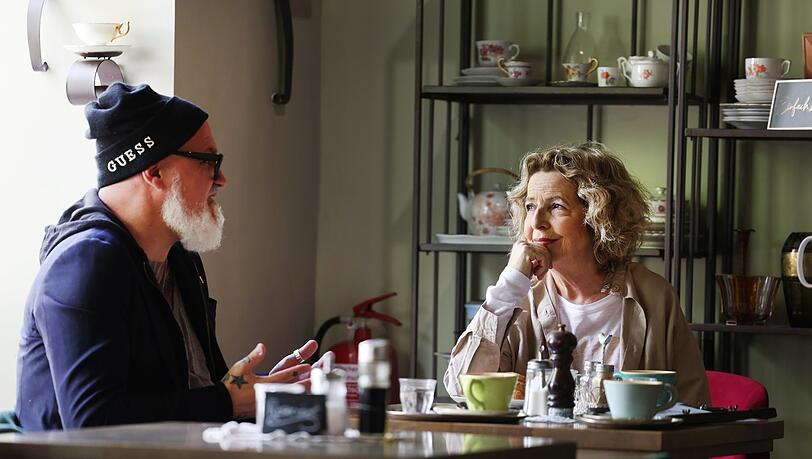Autor Reinhard Franke mit Schauspielerin Michaela May im Gerner Café Tribeca. Autor Reinhard Franke mit Schauspielerin Michaela May im Gerner Café Tribeca.