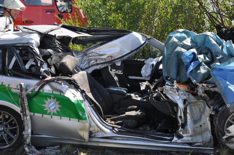 Polizeiwagen kracht in Betonmischer - Die Bilder vom schrecklichen Unfall