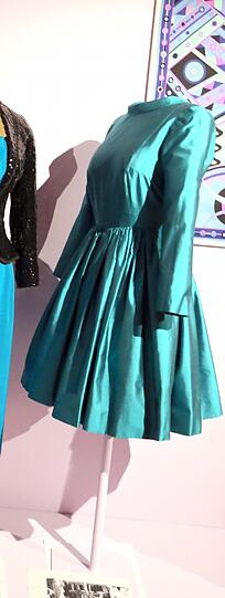 Dieses türkisfarbene Cocktailkleid des New Yorker Industriellen Jack Mulqueen ...