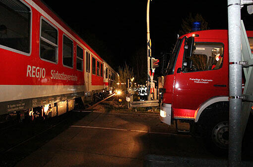 Bahnübergang Salmas bei Oberstaufen: Ein Partyzug war in eine Unfallstelle gekracht. Die Bilder vom Rettungseinsatz.