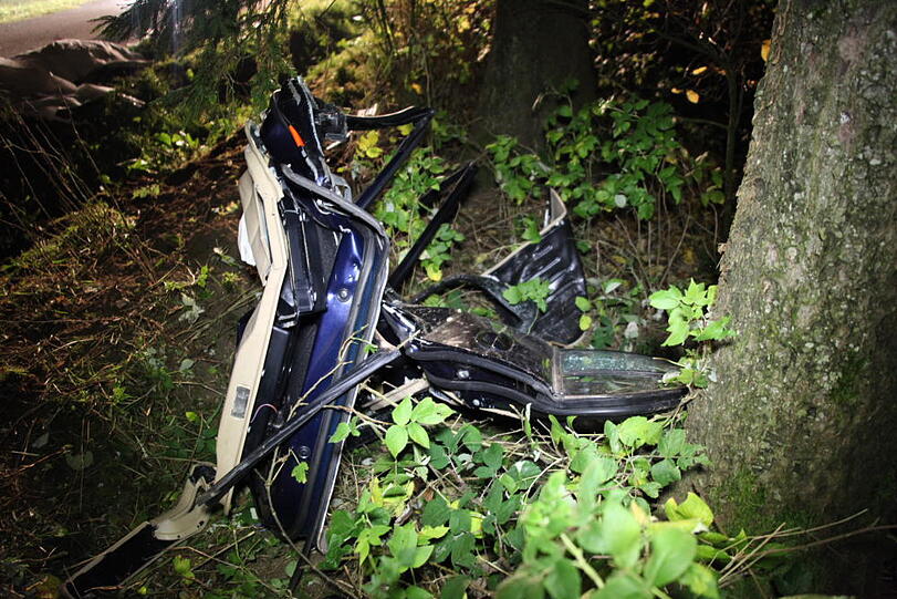 Zwei junge Männer (23 und 24 Jahre alt) rasen in Vilsbiburg in den Tod: Ihr Wagen war von der Straße abgekommen und dann gegen mehrere Bäume geprallt. Die Bilder vom Unfall.