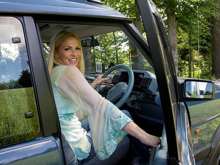 Sportlich: Sonya Kraus im Range Rover