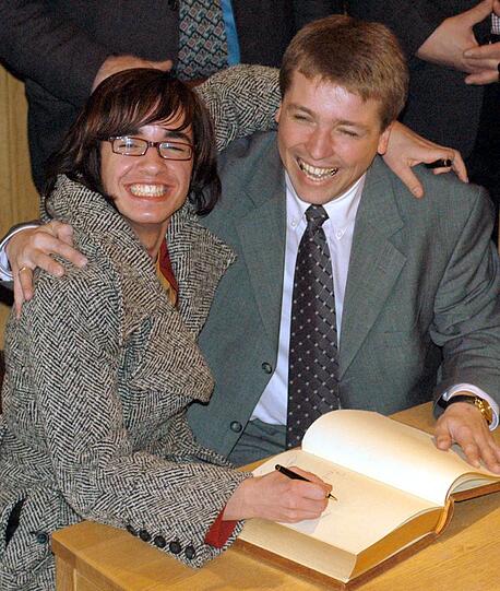 Daniel Küblböck trug sich 2003 ins Goldene Buch der Stadt Eggenfelden ein. Bürgermeister Werner Schießl gefällt's