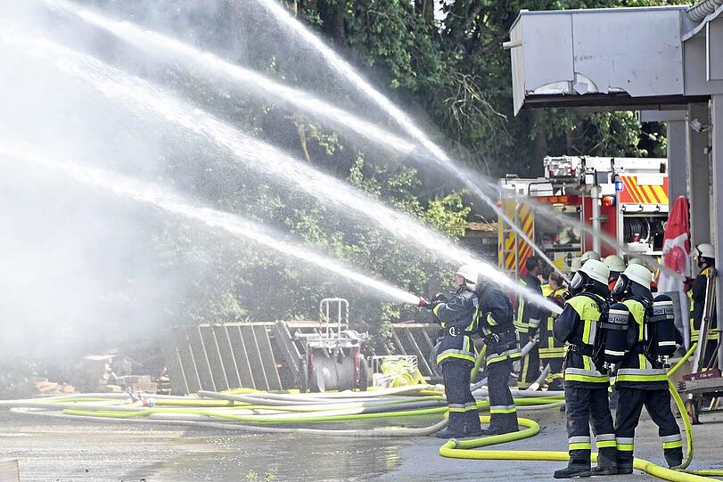 Die Lagerhalle in Markt Indersdorf ist komplett abgebrannt - wie es zu dem Feuer kam, ist aktuell noch unklar. Die Bilder vom Feuerwehreinsatz.