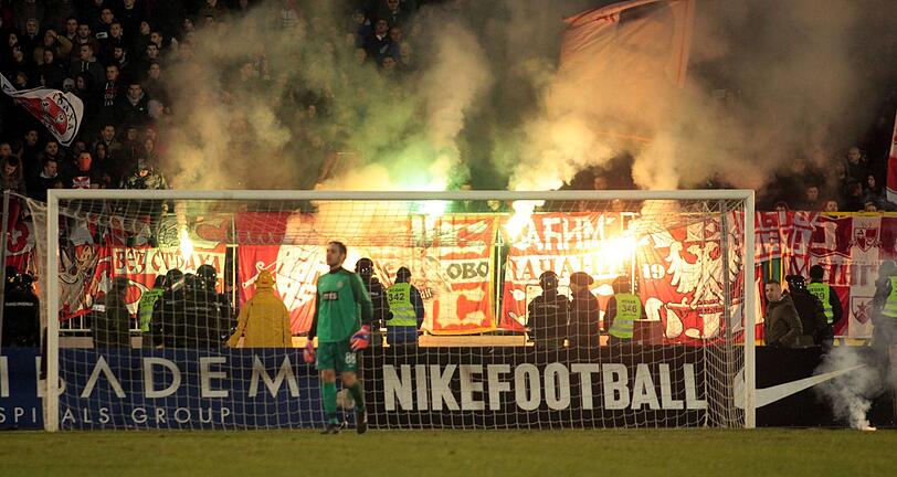 Wenn Fußball zur Nebensache wird: Beim Belgrader Derby zwischen Roter Stern und Partizan kam es zu heftigen Ausschreitungen. 17 Personen wurden dabei verletzt. Die Bilder.