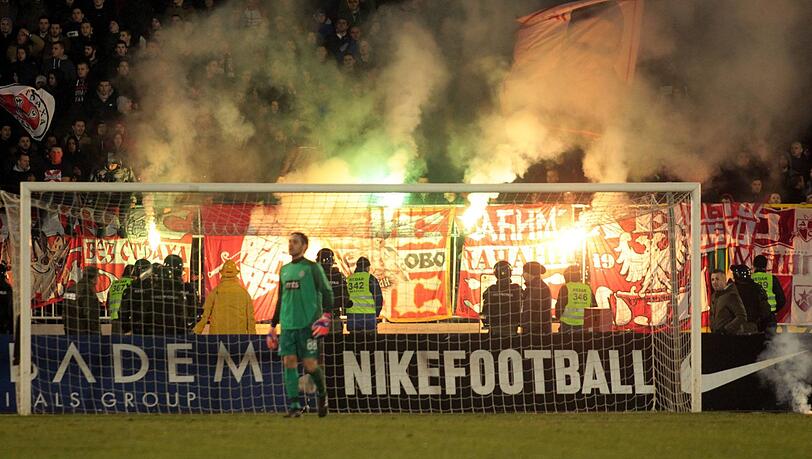 Wenn Fußball zur Nebensache wird: Beim Belgrader Derby zwischen Roter Stern und Partizan kam es zu heftigen Ausschreitungen. 17 Personen wurden dabei verletzt. Die Bilder. Wenn Fußball zur Nebensache wird: Beim Belgrader Derby zwischen Roter Stern und Partizan kam es zu heftigen Ausschreitungen. 17 Personen wurden dabei verletzt. Die Bilder.