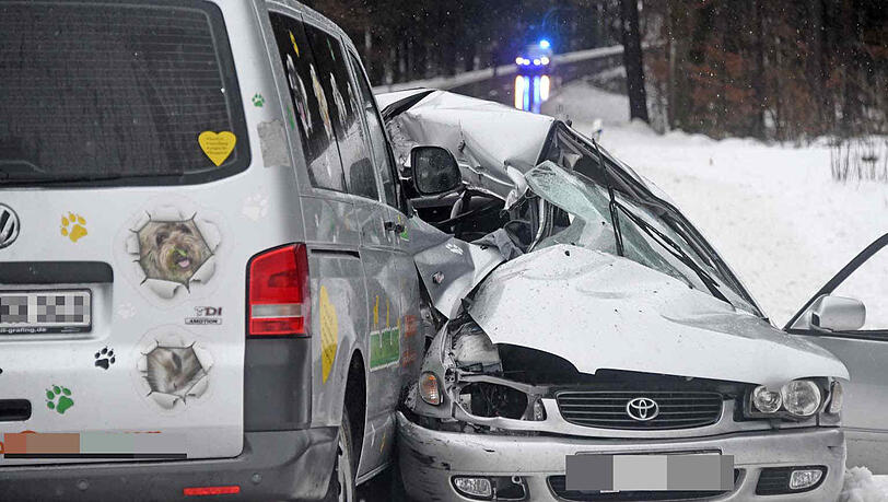 Am Dienstag ist auf der Straße zwischen Glonn und Grafing bei Bruck einen schweren Unfall gegeben: Ein Auto geriet auf die Gegenfahrbahn und wurde dort von einem Kleintransporter gerammt. Am Dienstag ist auf der Straße zwischen Glonn und Grafing bei Bruck einen schweren Unfall gegeben: Ein Auto geriet auf die Gegenfahrbahn und wurde dort von einem Kleintransporter gerammt.