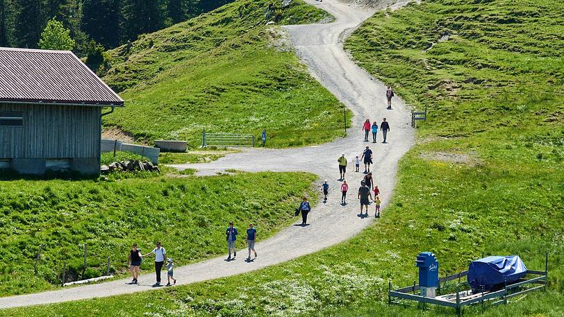 Pfingstferien 2020: Familien wandern auf dem Edelsberg im Allgäu &ndash; eine der Regionen, die schon jetzt über zu viele Besucher klagen.