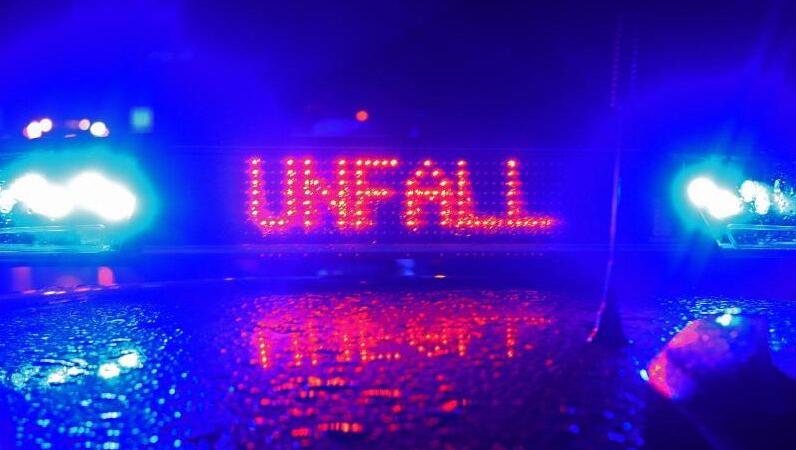 Während einer Unfallaufnahme spiegelt sich das Blaulicht und der Schriftzug "Unfall" auf dem Dach eines Polizeiwagens. Foto: Stefan Puchner/dpa Während einer Unfallaufnahme spiegelt sich das Blaulicht und der Schriftzug "Unfall" auf dem Dach eines Polizeiwagens. Foto: Stefan Puchner/dpa