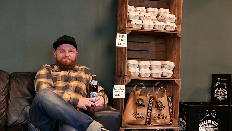 Markus Büttner (43) in seinem Hinterhof-Laden. Bier, Kartoffeln, Eier: Alles da, was man so braucht.