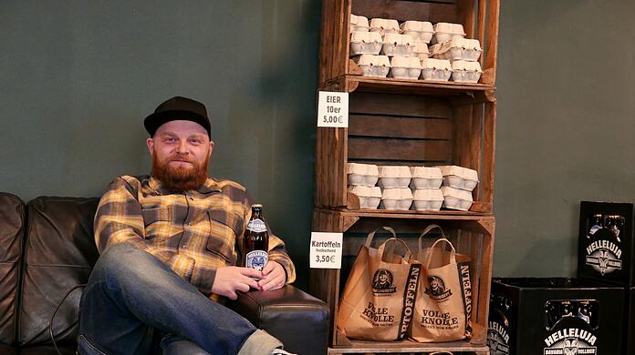 Markus Büttner (43) in seinem Hinterhof-Laden. Bier, Kartoffeln, Eier: Alles da, was man so braucht.