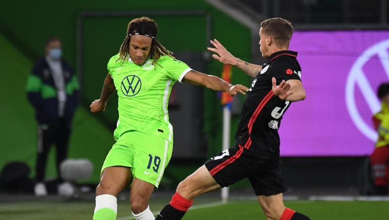 Wolfsburgs Kevin Mbabu (l) im Zweikampf mit Frankfurts Erik Durm.
