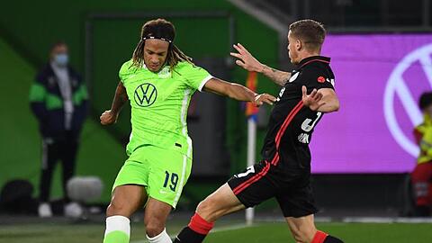 Wolfsburgs Kevin Mbabu (l) im Zweikampf mit Frankfurts Erik Durm.