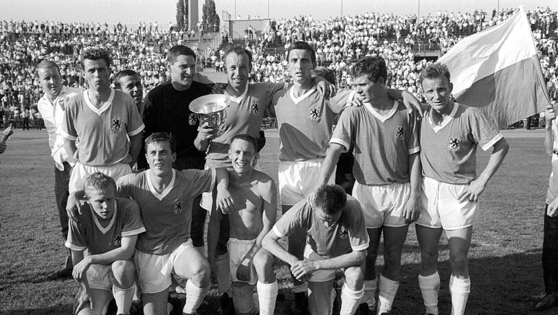 Die Helden der Löwen: Kapitän Peter Grosser (M.) im Jahre 1964 mit dem Pokal in der Hand. Die Helden der Löwen: Kapitän Peter Grosser (M.) im Jahre 1964 mit dem Pokal in der Hand.