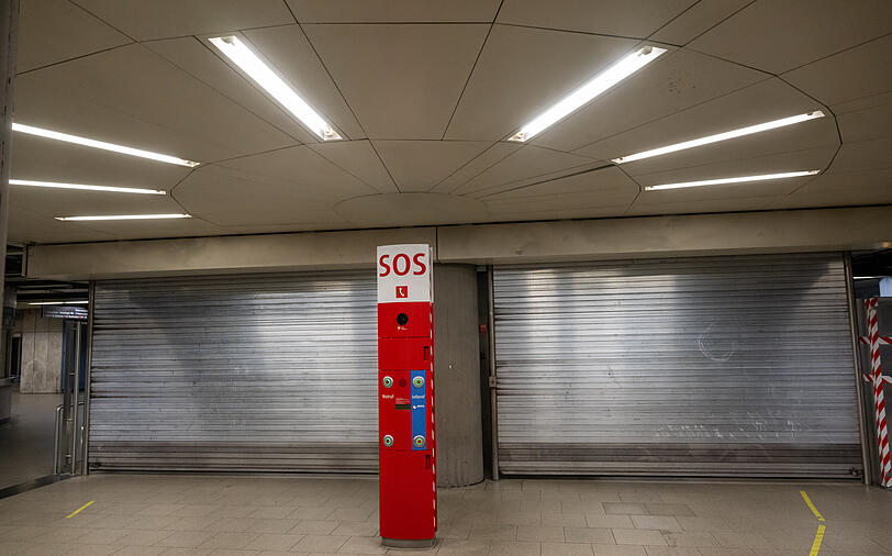 Mit Rolltoren sind die Eingänge zum U-Bahnhof Max-Weber-Platz versperrt.