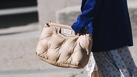 Der Taschentrend für Herbst und Winter 2023 lautet: Handtaschen können gar nicht groß genug sein.