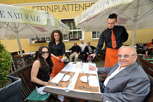 Genießt die Ruhe und den Service im Steinplatten-Biergarten: Auto-Unternehmer Sigi Wörner mit Ehefrau Beatrice.