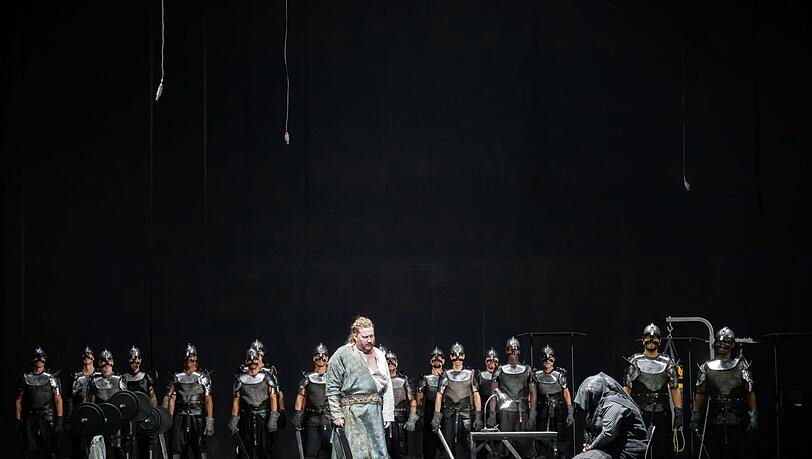In der Neuinszenierung wird "Siegfried" in die Gegenwart gebracht. In der Neuinszenierung wird "Siegfried" in die Gegenwart gebracht.