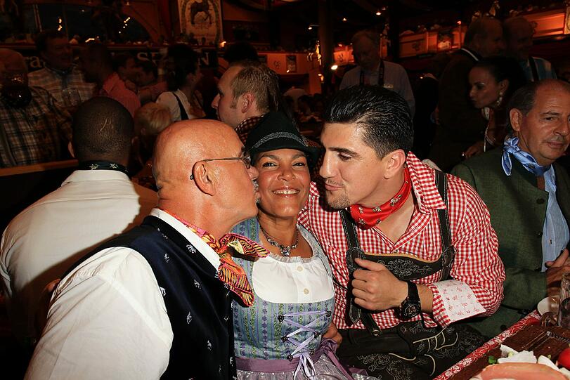 Otto Retzer mit Ehefrau Shirley und Marco Huck im Hippodrom