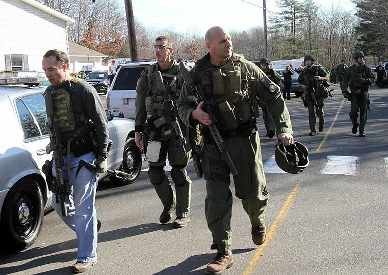 Connecticut State Troopers bei ihrem Einsatz an der Sandy-Hook-Grundschule.