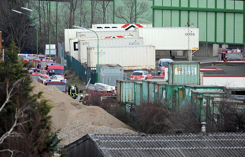 Bei Baggerarbeiten in Euskirchen in der Nähe von Bonn ist eine Weltkriegs-Bombe explodiert. Der Baggerfahrer kam
ums Leben. Bilder vom Unglücksort.