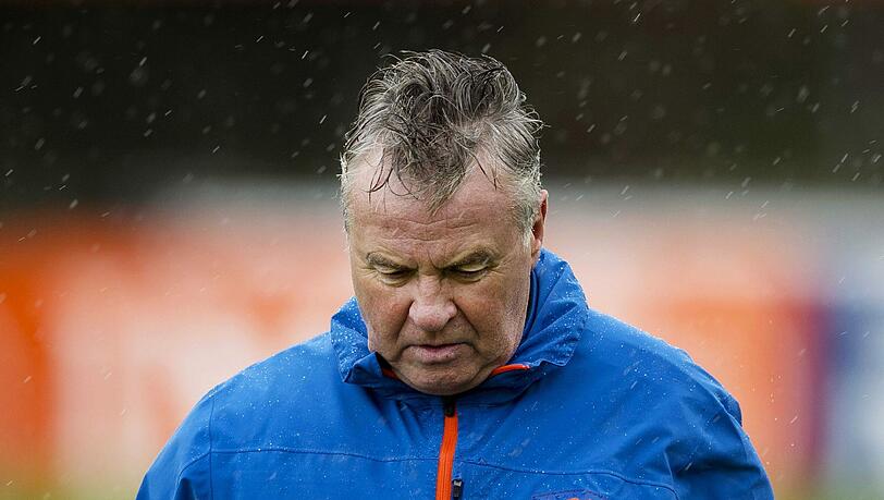 Muss sich nach dem schwachen Start in die EM-Qualifikation rechtfertigen: Bondscoach Guus Hiddink. Muss sich nach dem schwachen Start in die EM-Qualifikation rechtfertigen: Bondscoach Guus Hiddink.