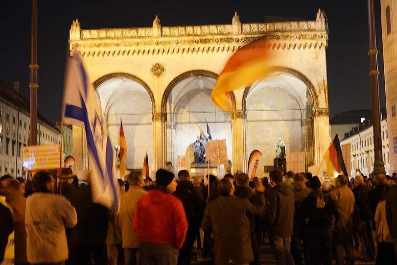 Gespenstisches Bild: Pegida-Anhänger demonstrieren am Montag vor der Feldherrnhalle. Die Stadt war mit einem Verbot gescheitert.