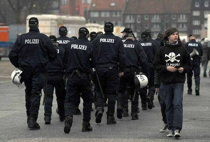 Immer wieder kommt es in deutschen Fußball-Stadien zu Gewaltvorkommnissen.