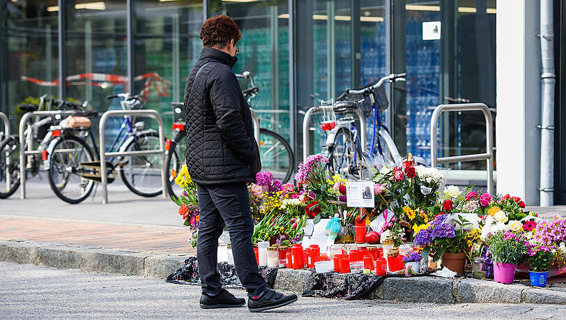 Blumen und Kerzen: Trauer in Prien am Chiemsee um eine getötete Mutter.