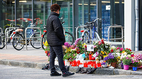 Blumen und Kerzen: Trauer in Prien am Chiemsee um eine getötete Mutter.