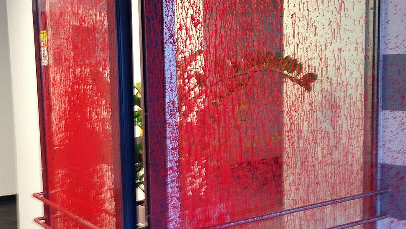 Die gesamte Eingangstür ist voll roter Farbe. Will man die Tür aufmachen, kommt man nicht umhin, in rote Farbe zu fassen. Die gesamte Eingangstür ist voll roter Farbe. Will man die Tür aufmachen, kommt man nicht umhin, in rote Farbe zu fassen.