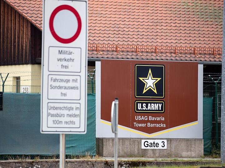 Schild "U.S.Army - USAG Bavaria - Tower Barracks" vor dem Truppenübungsplatz in Grafenwöhr. Foto: Daniel Karmann/dpa/Archivbild