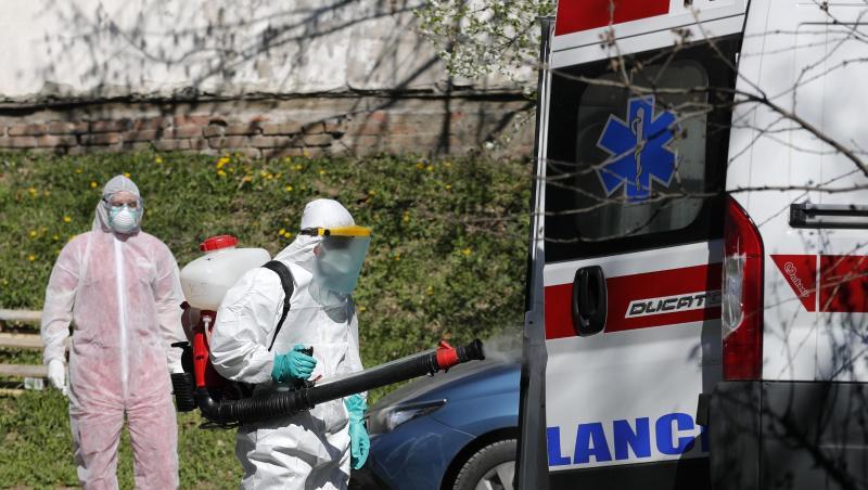 Ein Mann, der Schutzkleidung trägt, desinfiziert in Belgrad einen Krankenwagen. Serbien will die Ausbreitung des Coronavirus mit rigorosen Maßnahmen unterdrücken. Wer das Sars-CoV-2-Virus trägt, aber keine oder nur leichte Symptome hat, soll künftig strikt isoliert werden. Ein Mann, der Schutzkleidung trägt, desinfiziert in Belgrad einen Krankenwagen. Serbien will die Ausbreitung des Coronavirus mit rigorosen Maßnahmen unterdrücken. Wer das Sars-CoV-2-Virus trägt, aber keine oder nur leichte Symptome hat, soll künftig strikt isoliert werden.
