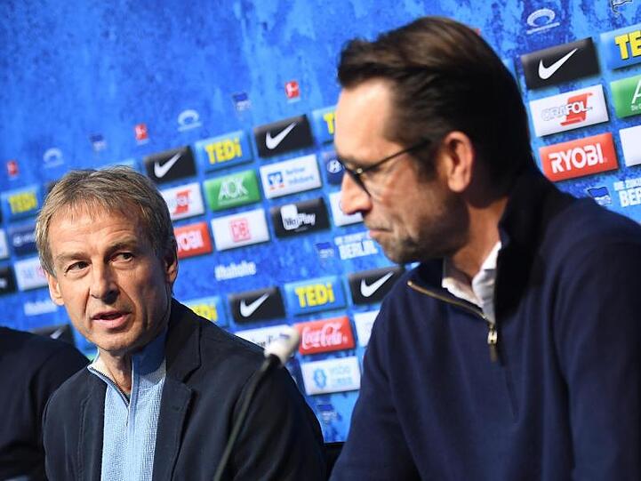 Jürgen Klinsmann (l) wird von Hertha-Manager Michael Preetz bei einer Pressekonferenz als Trainer präsentiert.