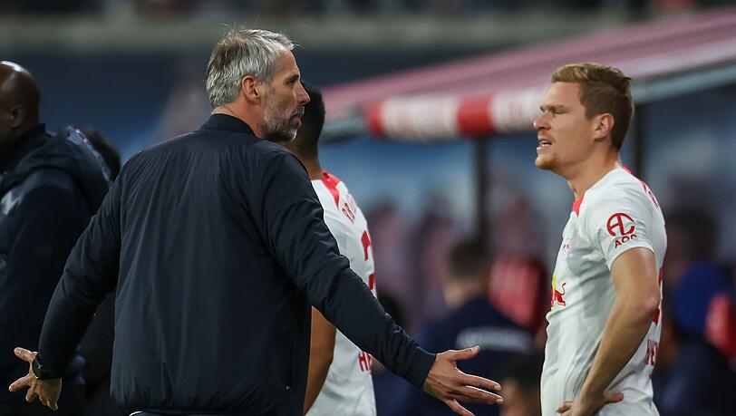 Leipzigs Trainer Marco Rose diskutiert nach einem Gegentor mit Marcel Halstenberg.