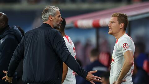 Leipzigs Trainer Marco Rose diskutiert nach einem Gegentor mit Marcel Halstenberg.