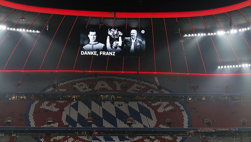 Die Partie der Bayern gegen Hoffenheim steht ganz im Zeichen des Gedenkens an den am Sonntag gestorbenen Franz Beckenbauer.