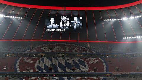 Die Partie der Bayern gegen Hoffenheim steht ganz im Zeichen des Gedenkens an den am Sonntag gestorbenen Franz Beckenbauer.