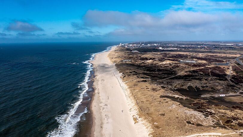 Wer auf der Nordseeinsel Sylt ein Haus kaufen möchte, muss laut dem jüngsten Küstenreport im Schnitt fast 14.600 Euro pro Quadratmeter bezahlen. (Archivbild)