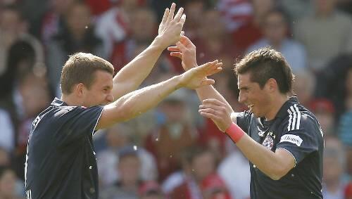 Erleichterter Jubel zweier Sorgenkinder: Jose Ernesto Sosa mit Lukas Podolski. Beide erzielten beim 3:1 in Cottbus je ein Tor. Erleichterter Jubel zweier Sorgenkinder: Jose Ernesto Sosa mit Lukas Podolski. Beide erzielten beim 3:1 in Cottbus je ein Tor.