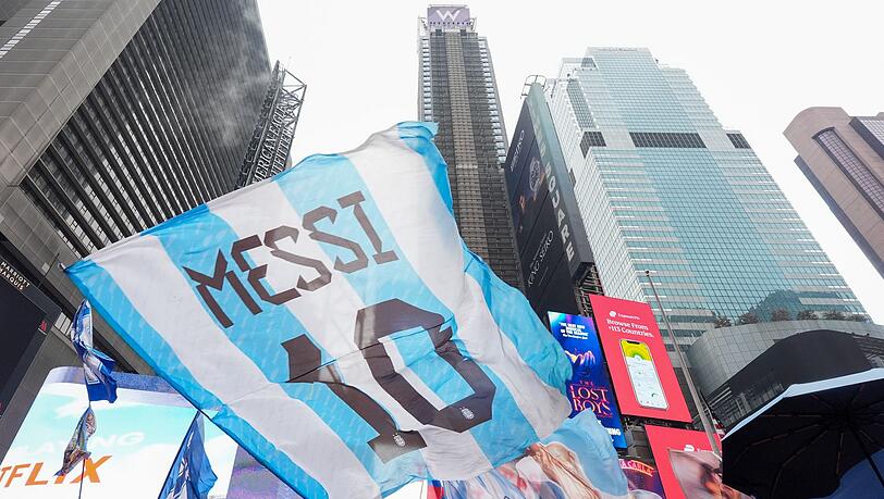 Argentinische Fans stimmen sich am Times Square auf das Finale ein. Argentinische Fans stimmen sich am Times Square auf das Finale ein.