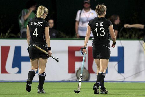 Hängende Köpfe bei Mandy Haase (l.) und Katharina Otte (r.). Sie müssen mit dem Team die Heimreise antreten.