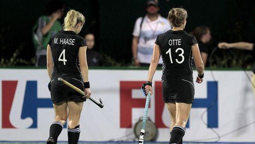 Hängende Köpfe bei Mandy Haase (l.) und Katharina Otte (r.). Sie müssen mit dem Team die Heimreise antreten. Hängende Köpfe bei Mandy Haase (l.) und Katharina Otte (r.). Sie müssen mit dem Team die Heimreise antreten.
