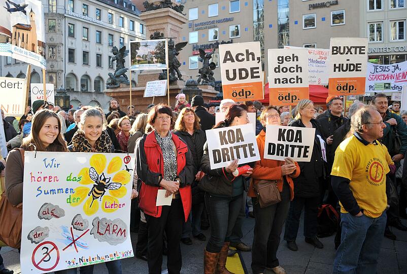 AufgeMUCkt: Demo gegen die dritte Startbahn des Münchner Flughafens auf dem Marienplatz.