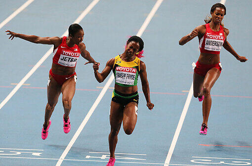 Die Jamaikanerin Shelly-Ann Fraser-Pryce läuft ins Ziel.