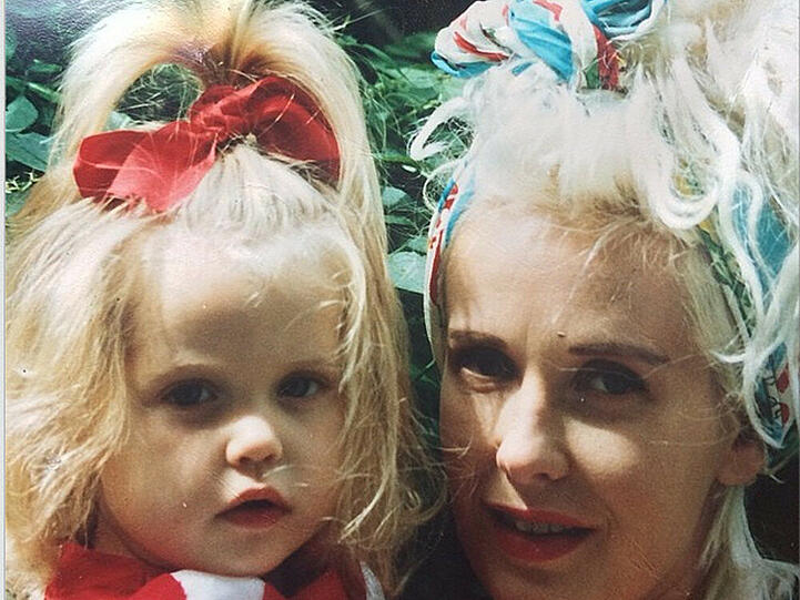Auch die Mutter von Peaches Geldof wurde nicht alt (hier auf dem Foto, das Peaches kurz vor ihrem Tod twitterte): Paula Yates starb 2001 mit 41 Jahren. Peaches' Vater Bob Geldof hatte sie einst für INXS-Sänger Michael Hutchenche verlassen. Auch er starb jung.